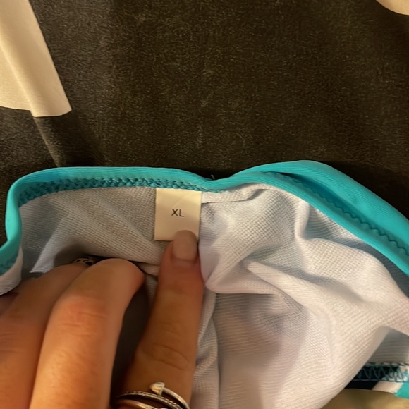 Bikini - Picture 3 of 4